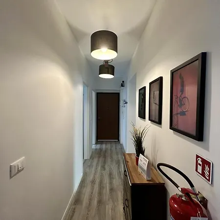 Spencer Hill - Reception Апартаменты Триест